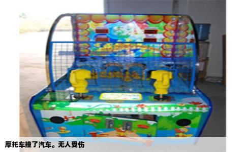 摩托车撞了汽车。无人受伤